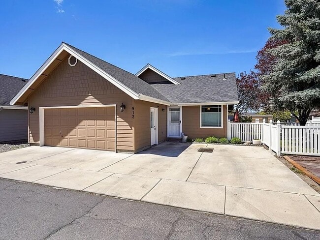 Building Photo - Spacious Prineville Home with Large Backyard!