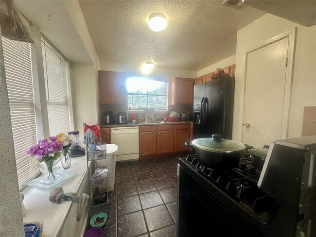 Building Photo - 5144 Beaverhill Dr