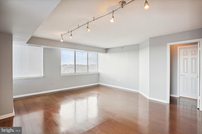 Building Photo - 10101 Grosvenor Pl