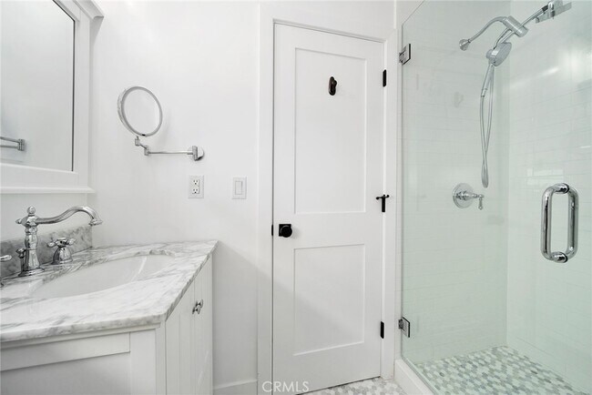 Foto del edificio - 300 Coral Ave