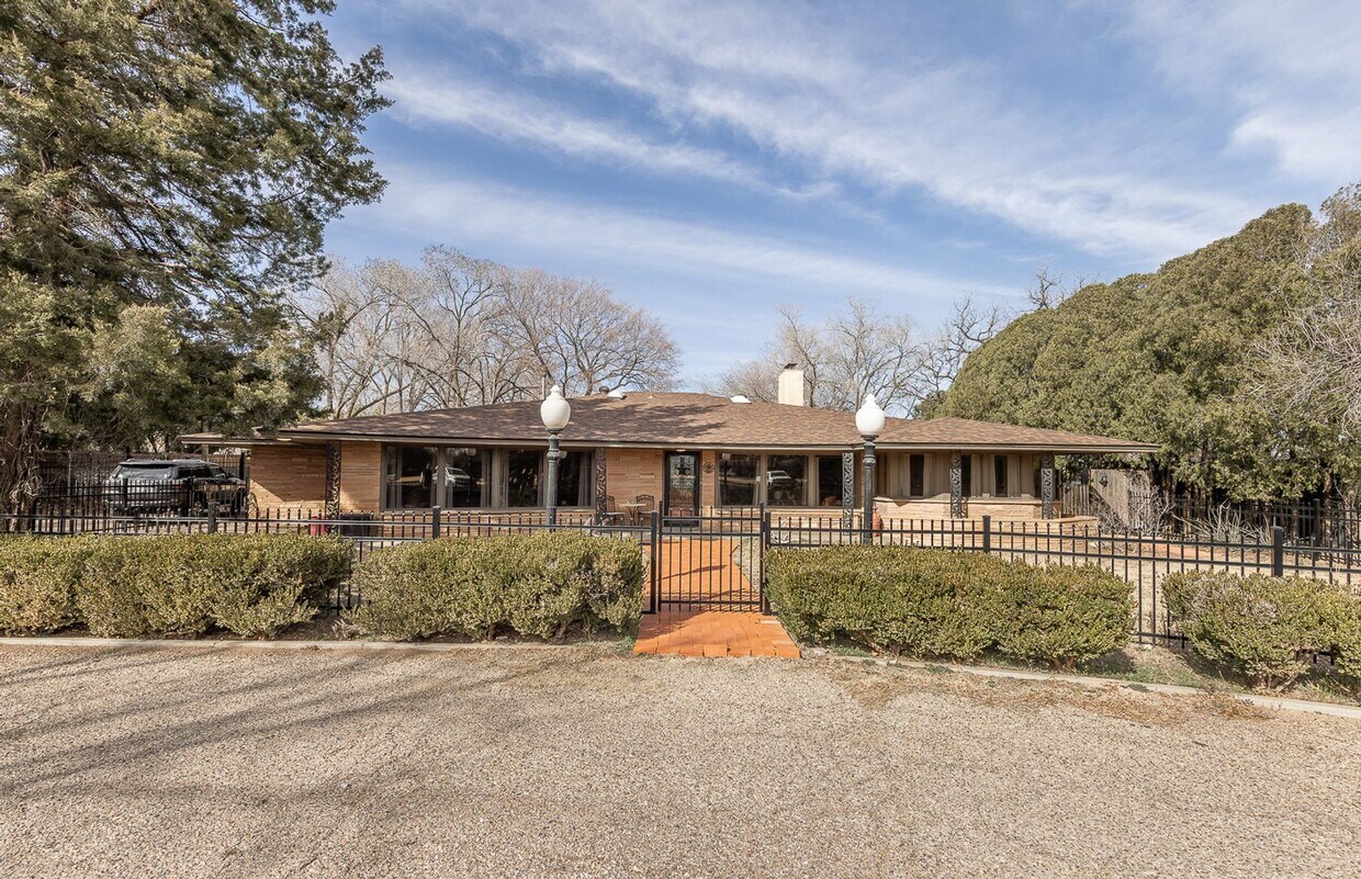 Foto principal - Stunning 4 Bed 3 Bath with a Pool!