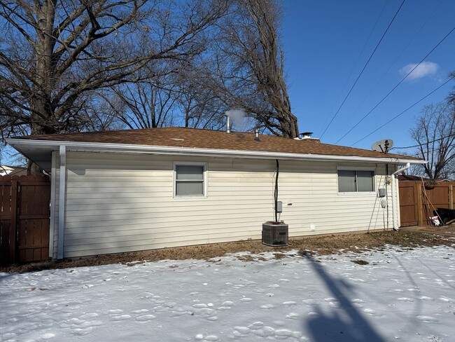 Building Photo - For Rent....2526 Meadowlane Granite City, ...