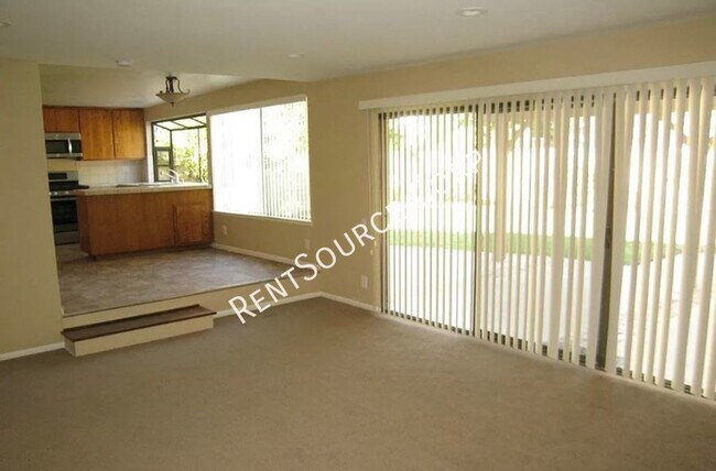 Building Photo - 4 Bedroom House for Lease located in Valencia