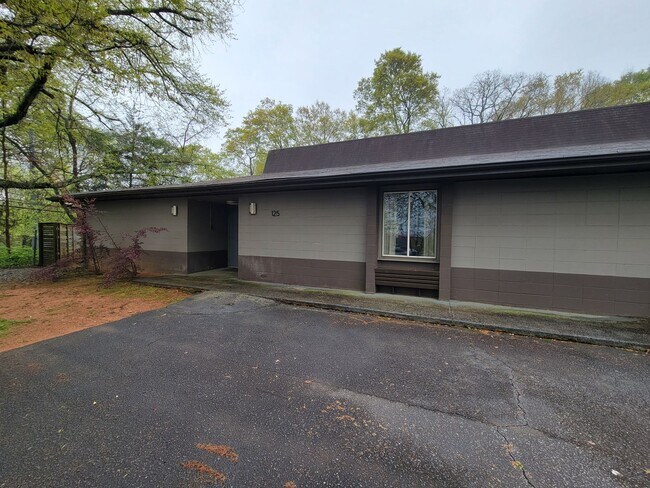 Photo - Massive 3 bed 3 bath on Boulevard! House