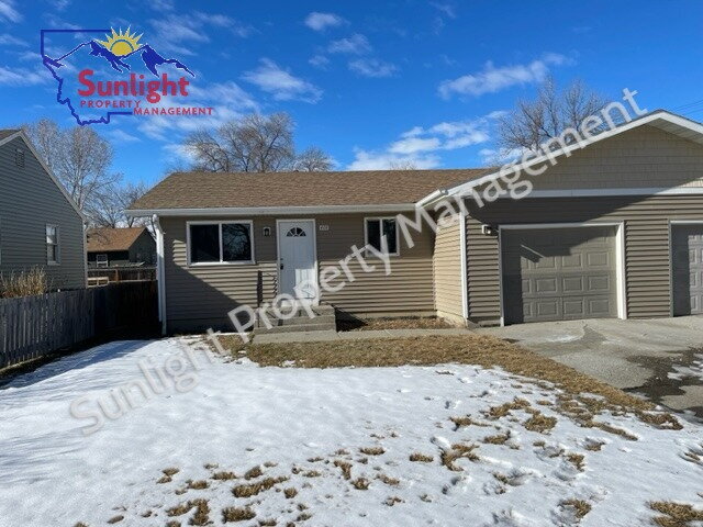 Foto principal - 2 Bed 1 Bath Duplex with Attached Garage