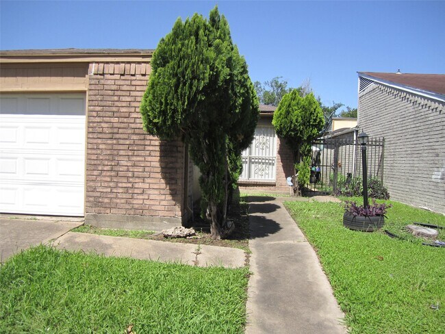 Building Photo - 12461 Wellington Park Dr