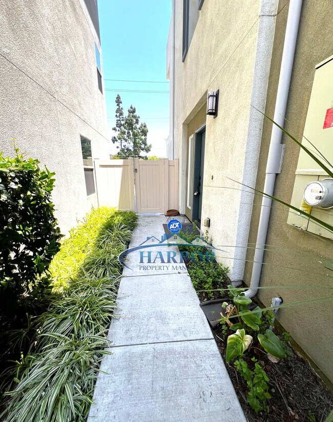 Foto del edificio - Elegant 3-Story, 4-Bedroom, 3-Bath Condo