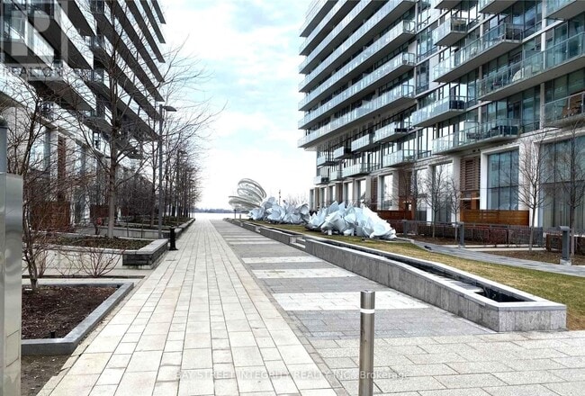 Building Photo - 15 Queens Quay E