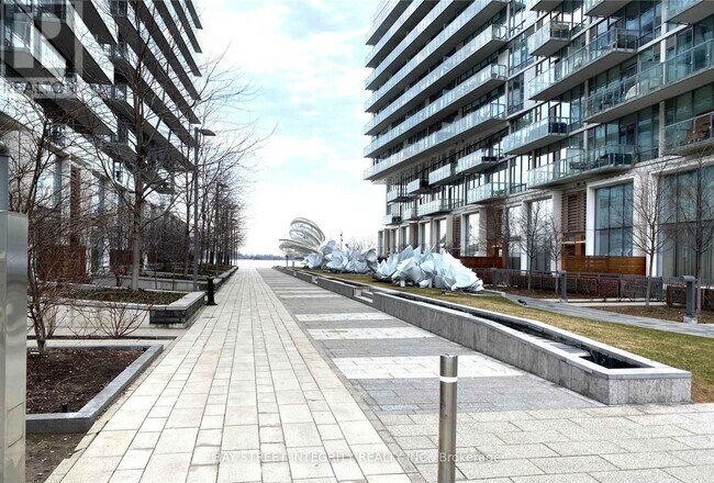Photo du bâtiment - 15 Queens Quay E