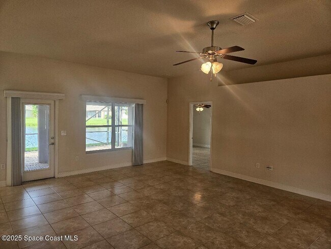 Building Photo - 2074 Botanica Cir