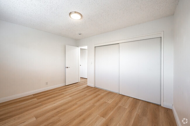 2 habitaciones, 1 baño - 1075 pies cuadrados - Dormitorio secundario - Oasis Apartments