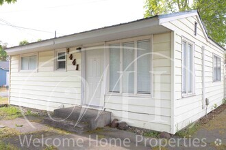 Building Photo - 1441 E Sumach St