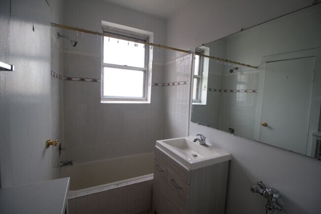 tiled bathroom - 941 W Carmen Ave