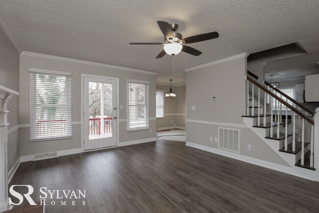 Foto del edificio - Spacious 2 Story Home