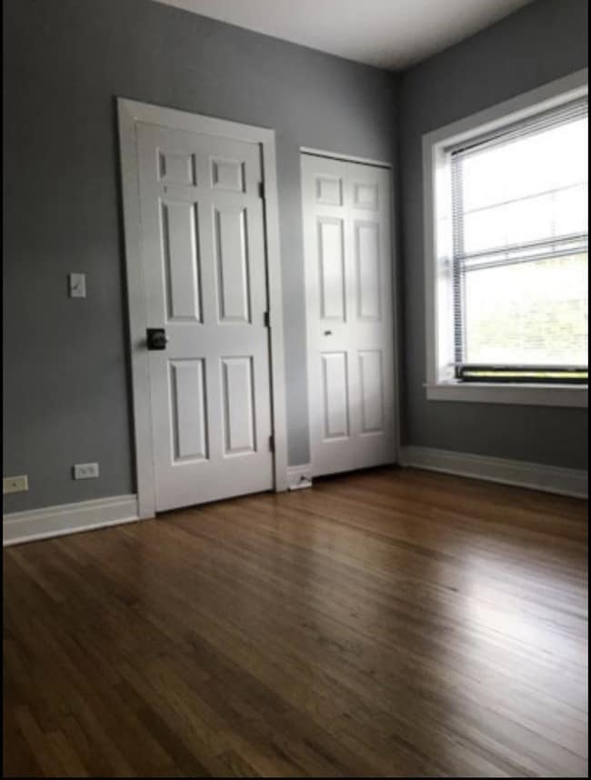 Building Photo - 7033 N Sheridan Rd