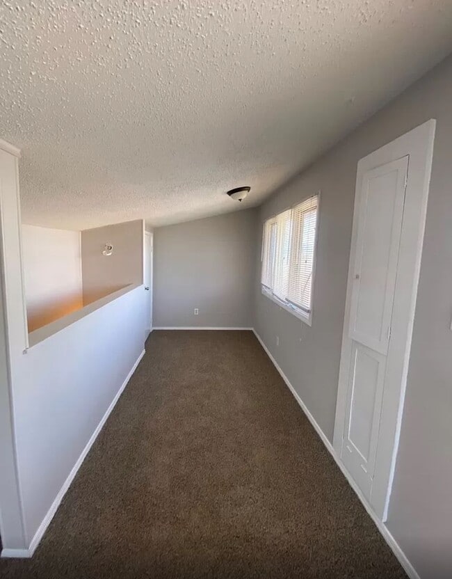 Building Photo - Spacious 2 Bedroom home