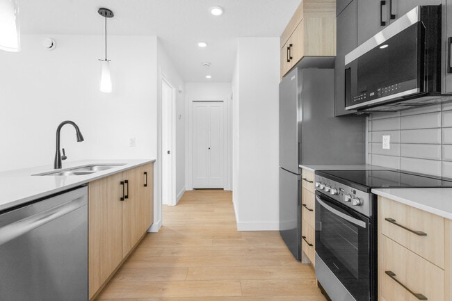 Building Photo - 9809-9153 153 St NW