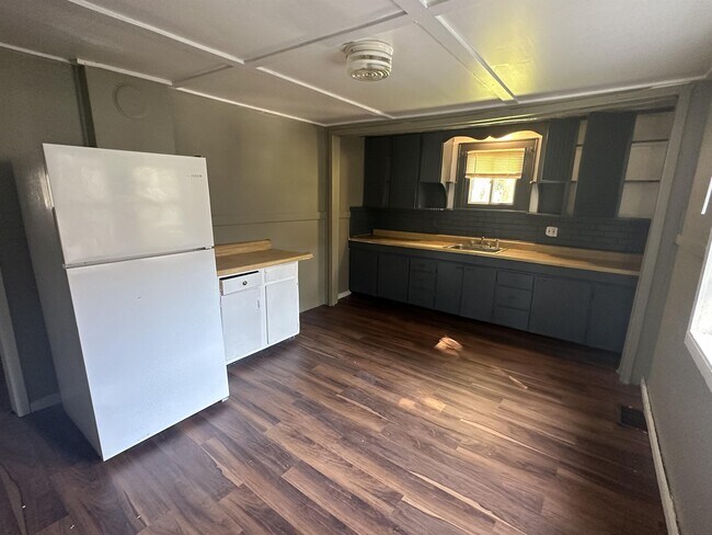 Building Photo - 40 Merlin St