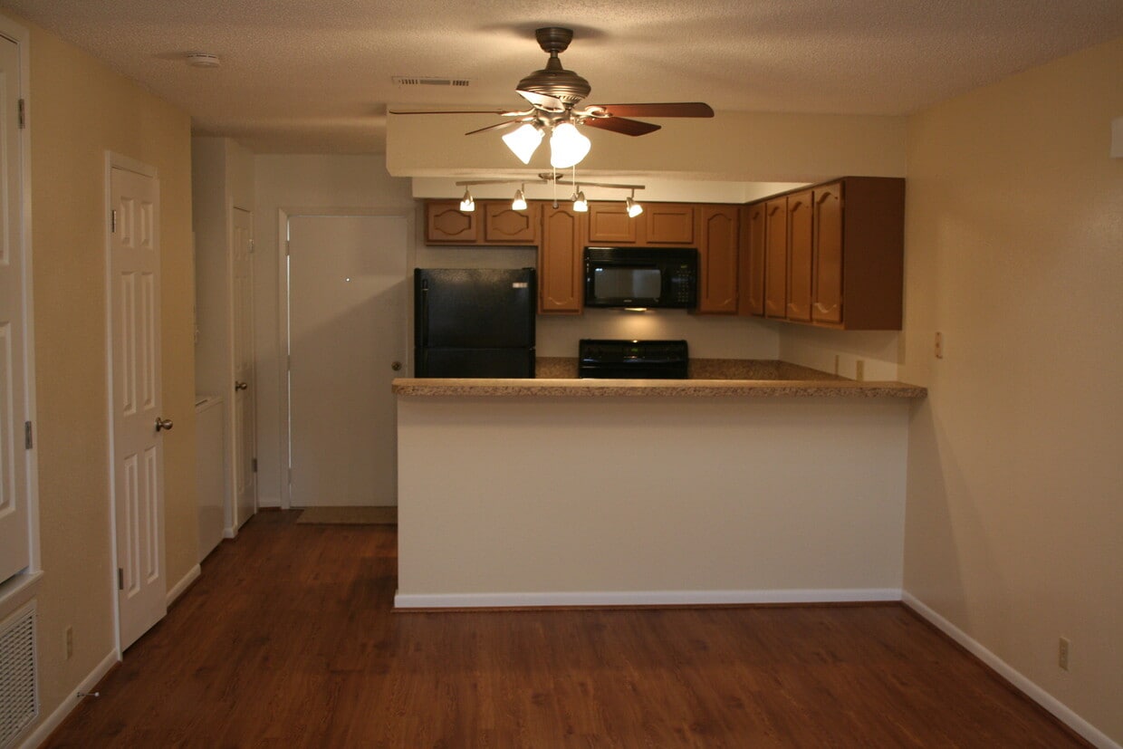 Primary Photo - 2112 E Airline Rd