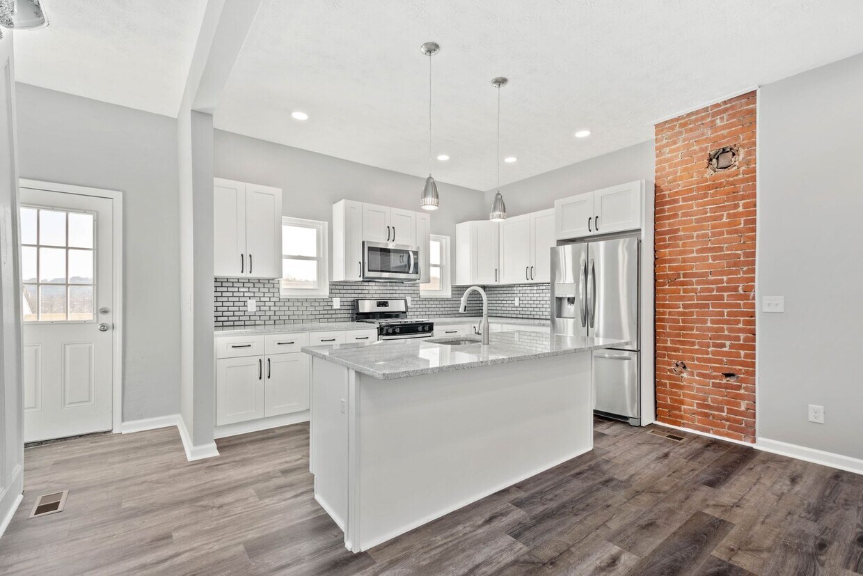 Foto principal - Stunning 4 bedroom home in Pittsburgh avai...