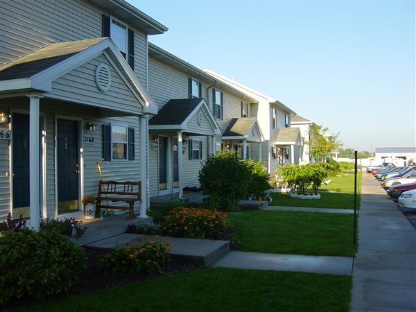 Foto del edificio - Pine Circle Townhomes