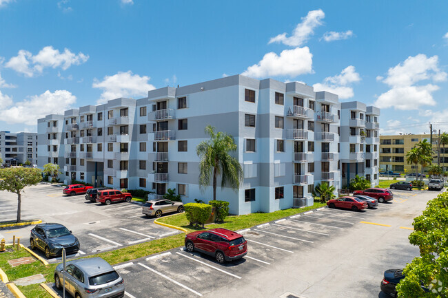 Building Photo - Azul at Fountainbleau