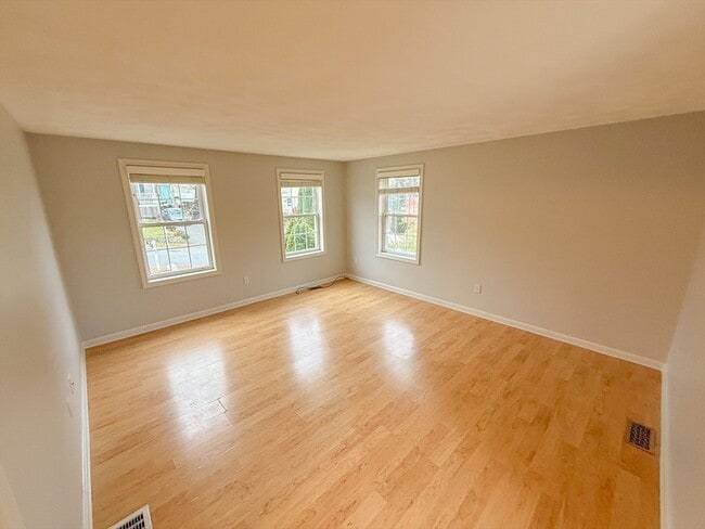 Foto del edificio - 14 Eastern Ave