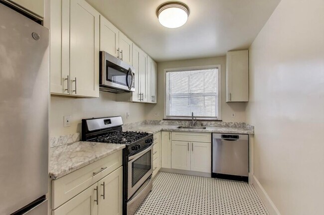 Building Photo - 465 Bellevue Ave