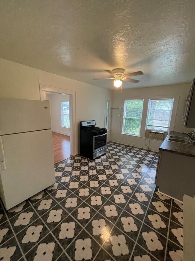 Building Photo - 1 BED 1 BATH DUPLEX FOR LEASE AVAILABLE July 1!