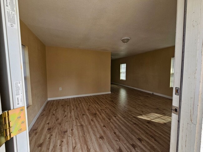 Building Photo - 2x1 Home Available Now