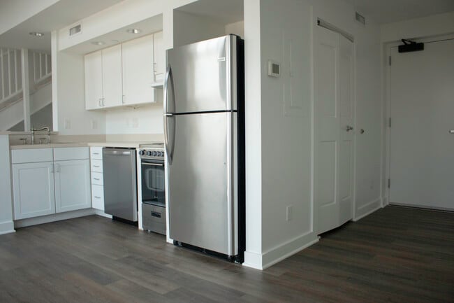 Entry/Kitchen - 320 E 6th St