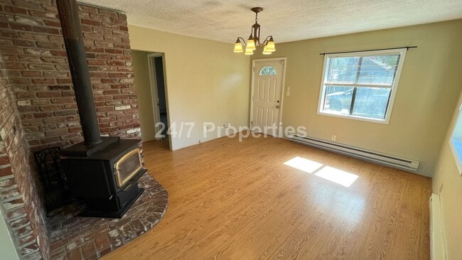 Building Photo - Charming 2 BD | 1 BA House w/ Huge Backyar...