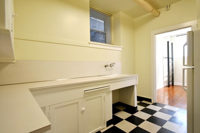 Building Photo - 450 40th St