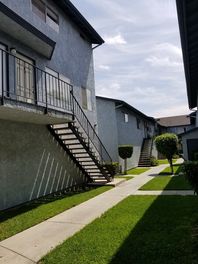 Walkway - 845 S Taylor Ave