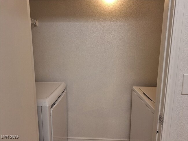 Foto del edificio - 9620 W Russell Rd