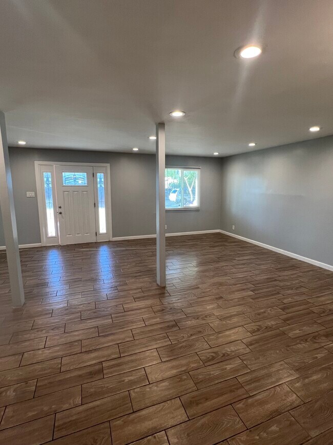 Great Room - 1115 E Whitton Ave