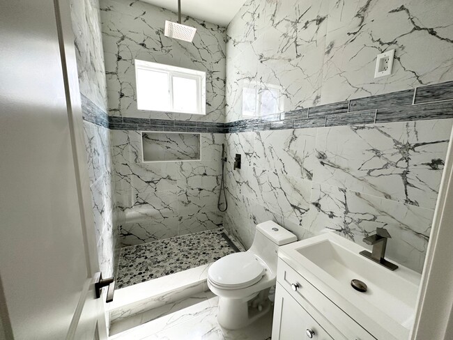 Building Photo - 2433 Creekhollow Ln