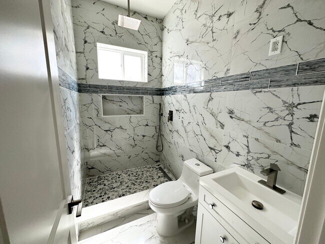 Foto del edificio - 2433 Creekhollow Ln