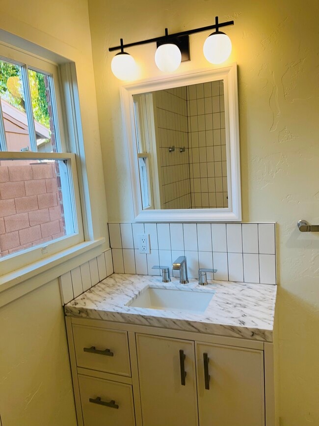 Building Photo - 514 W Turney Ave