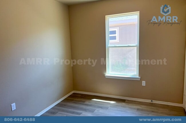 Building Photo - Charming 3-Bedroom House