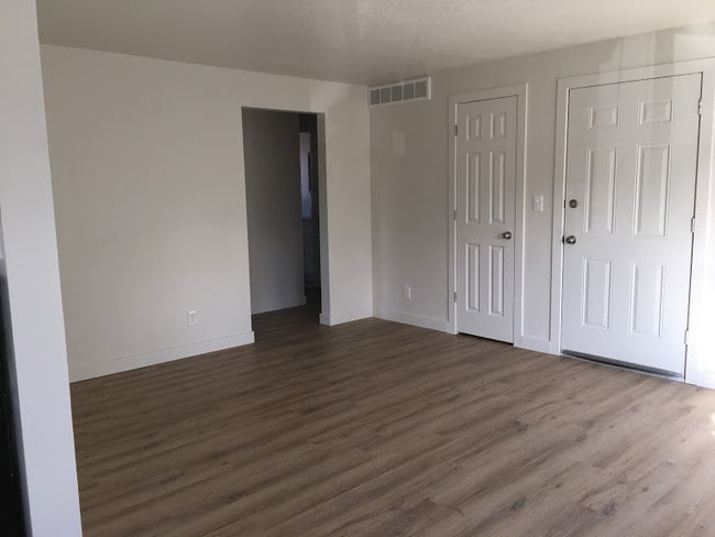 Building Photo - 549 Stringham Ave