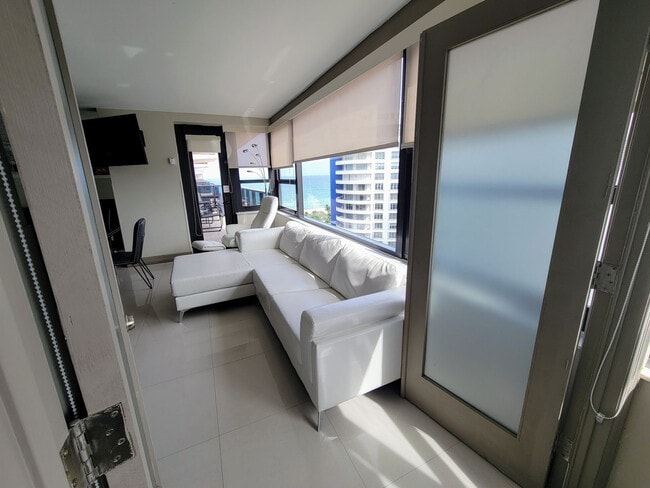 Building Photo - 5225 Collins Ave