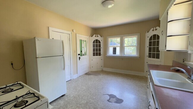 Building Photo - HOUSE...2 Bedroom 1 Bath