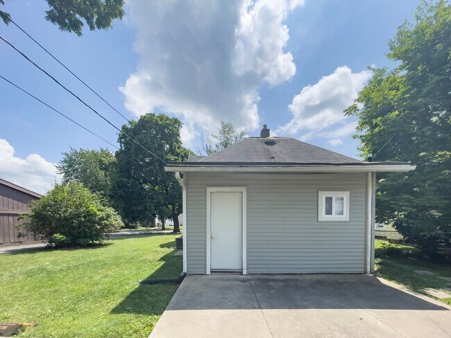 Foto del edificio - PRELEASING for AUGUST! Close to Campus