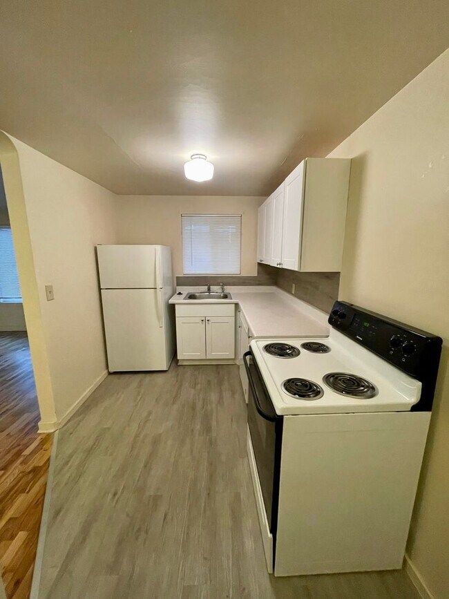 Building Photo - 2 Bedroom/ 1 Bath Unit- Available NOW!!