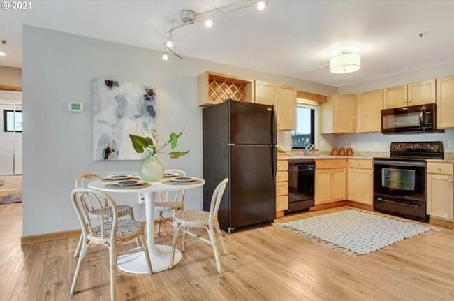 Modern Waterfront Living at The McCormick Pier! Call TODAY to schedule a tour! 503-664-4101 - Modern Waterfront Living at The McCormick Pier! Call TODAY to schedule a tour! 503-664-4101 Apartment