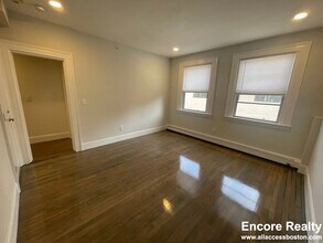 Building Photo - 457 Centre St