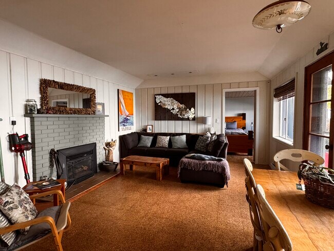 Photo du bâtiment - 1826 Astra Rd