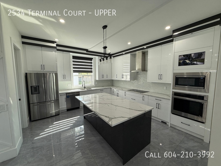 Primary Photo - Brand New Luxurious Upper