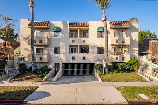Building Photo - 319 N Hollywood Way